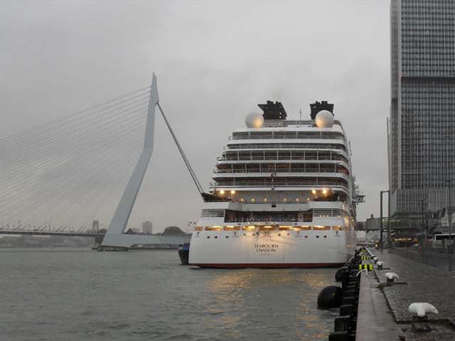 Cruiseschip ms Seabourn Ovation van Cruise & Maritime Voyages aan de Cruise Terminal Rotterdam